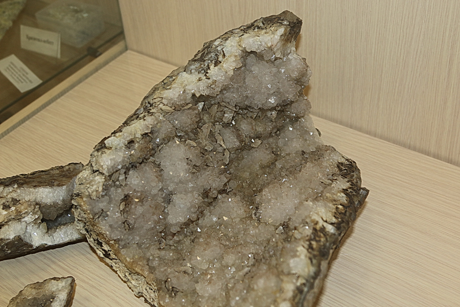 Геолого-минералогический музей - Горный хрусталь. Друзы и жеоды